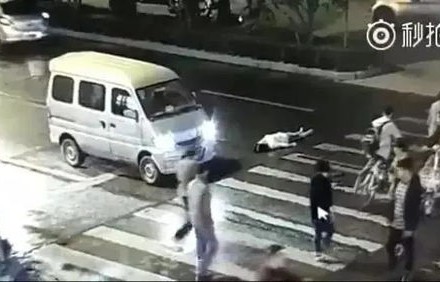 小伙英勇救人，不幸遭遇后车碰撞坠亡