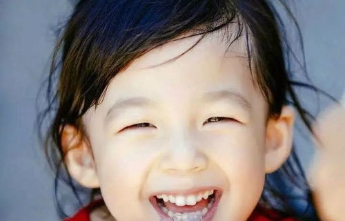 四岁女孩遭遇手术双重挑战，右眼手术，左眼亦需开刀