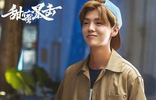 关晓彤遭遇年龄暴击，时代下的挑战与思考