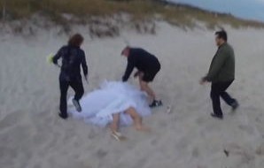 摄影师意外遭遇，拍摄潮汕民俗活动被撞飞