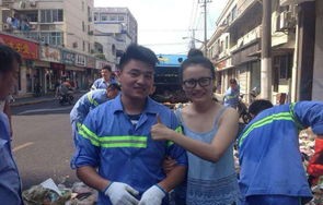 环卫工翻遍四吨垃圾，助小伙找回遗失的23万彩礼