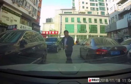 交警霸气执法，女子接孩子车停路中间事件纪实