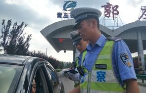 男子酒驾送妻上班，保安的正义之举