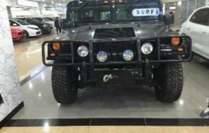 悍马h1军用版(悍马h1军用版越野视频)