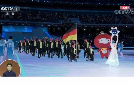 张本智和的辉煌时刻，夺冠后被教练抱起的荣耀瞬间