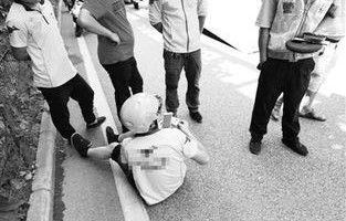 外卖小哥英勇飞身，一脚制服小偷——平凡英雄的非凡瞬间