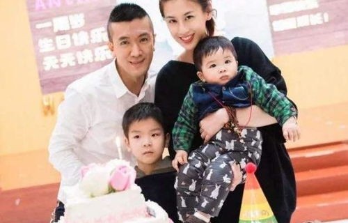 赵雅芝与38岁儿子共游迪士尼，跨越时光的亲子之旅