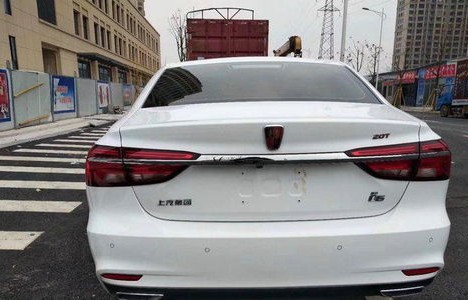 荣威和吉利哪个档次高(荣威和吉利哪个档次高一点)