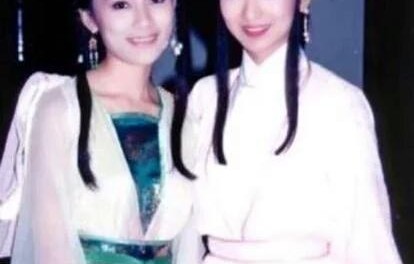 赵雅芝红毯风华再现，白蛇蜕变青蛇的传奇演绎