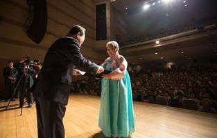 88岁高龄的她，轮椅上的春晚传奇