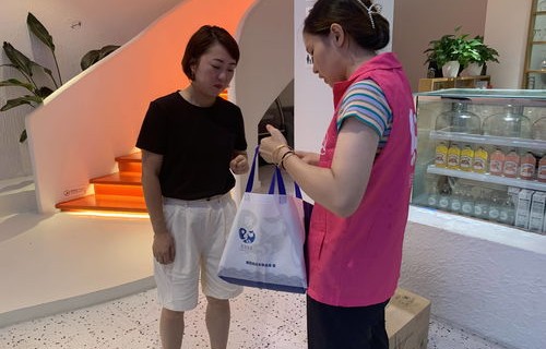 留学生风采——穿睡衣助阵，跨国生意的温馨助力