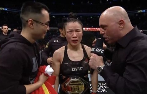 格斗女中医石铭扫踢惊艳全场，震撼张伟丽