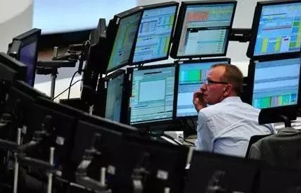 全球金融市场交易员，通宵待命的金融守护者