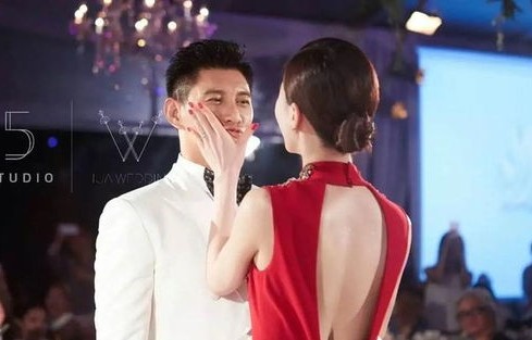 高圆圆与赵又廷，背后拥抱的甜蜜瞬间