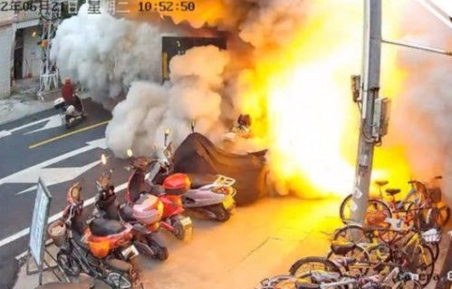 房车大火，一场波及周边车辆的意外灾难