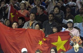 五星红旗飘扬，国歌激昂——球迷为足球队加油的热血瞬间