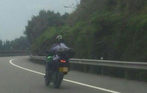 轮椅疾驰，男子高速之旅的勇气与坚韧