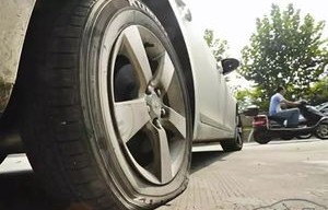 汽车轮胎一次换4个还是2个(六年轮胎很少开 需要换吗)