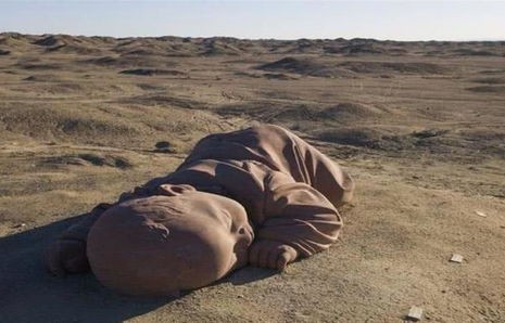 加沙孩子与母亲的永恒牵连，睡在坟墓之上的故事