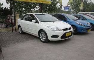 福特福克斯三厢2012款(福特福克斯三厢2012款18示宽灯安装视频)