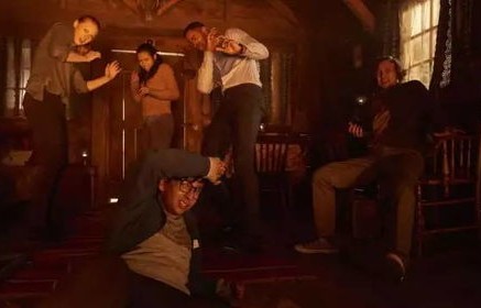 短剧孤岛月光，她们三人的逃生游戏