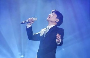 谢娜带留置针看张杰演唱会，爱与坚持的力量