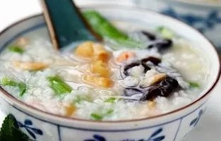 男子晒出女友熬的粥，外观竟疑似抹布？