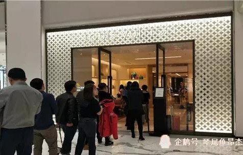 LV专柜风波，柜员与男客户暧昧关系曝光，原配揪衣领事件始末