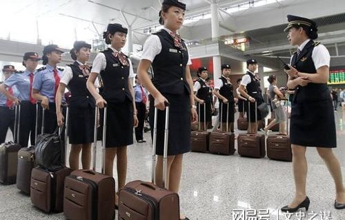 12306积极回应，女性列车员裙装改裤装，展现职业新风貌