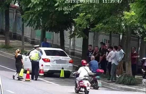 交警回应健走团过桥占用机动车道事件