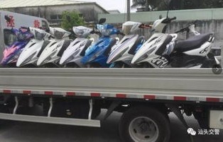 警醒鬼火少年，集体炸街行为终被警方抓捕制止