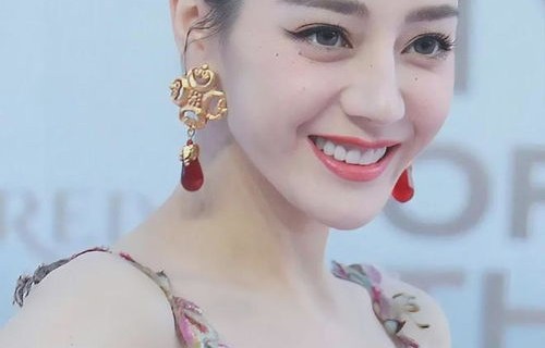 迪丽热巴惊艳亮相，穿深V古装展现绝美风姿