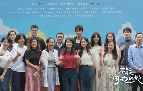 孟娜与短剧爱你不能言的深情演绎