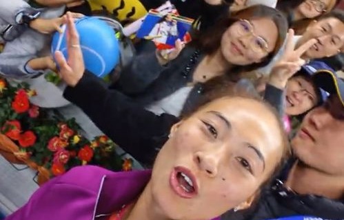 郑钦文与奖盘合影，八百种姿势的魅力与故事