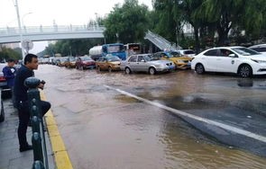 多方回应，男子骑车撞供热管道身亡事件深度解析