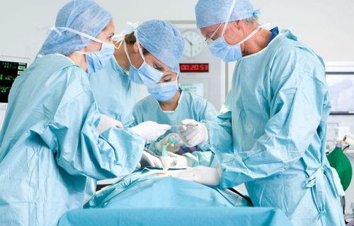 无癌被切胆囊，签名医生称未参与手术——一场医疗信任的危机