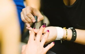 情侣在18家餐厅用餐后放指甲索赔事件纪实