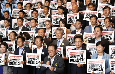 韩在野党与警方在国会出入口对峙，政治风波下的权力角逐