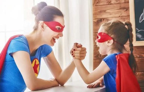 短剧这个妈妈有点酷——孙亿舒的母爱与成长之旅