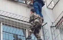 英勇大哥徒手爬窗救人，幼童悬挂窗外拖鞋惊险一刻
