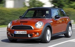 最小国产迷你燃油小汽车(国产小巧汽油小型汽车)