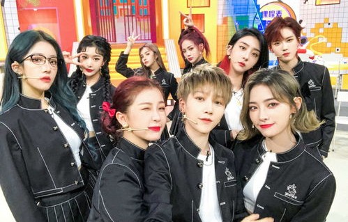 丁禹兮亲手为虞书欣制作拼豆的甜蜜瞬间