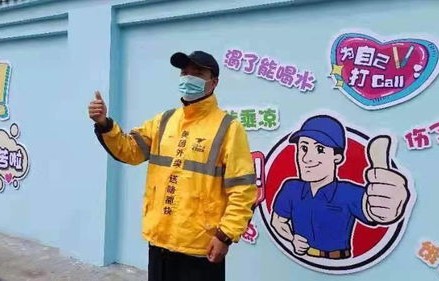 小哥凌晨的送外卖之旅，父爱与善意的温暖传递