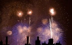 蔡国强烟花秀遭遇无人机大量坠落，海面惊现壮观景象