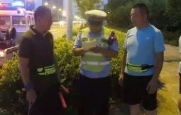 交警积极回应市民反映，小学门口私自封路事件调查与处理