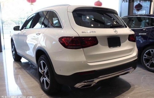 奔驰glc300报价表(奔驰glc300报价表2017款白色)