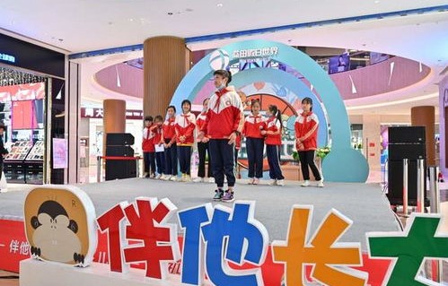 何超盈携女儿共赴升旗礼，亲子共融的爱国情怀