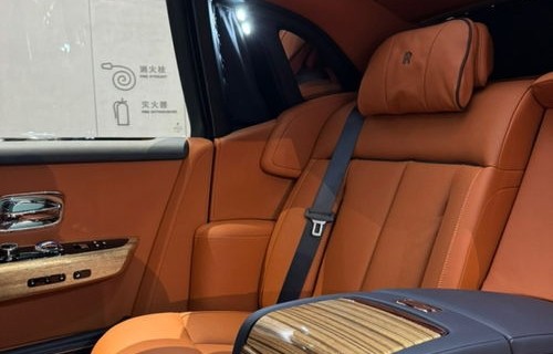 劳斯莱斯最新款(劳斯莱斯最新款2025多少钱)