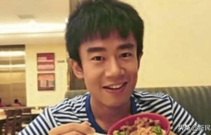 王鹤棣的独特美食体验，一口吃了一捆折耳根