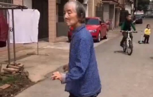 飘逸的步伐，70岁奶奶的活力生活